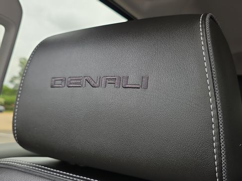 Used 2020 GMC Yukon Denali w/ Denali Premium Package AWD/4WD image 28