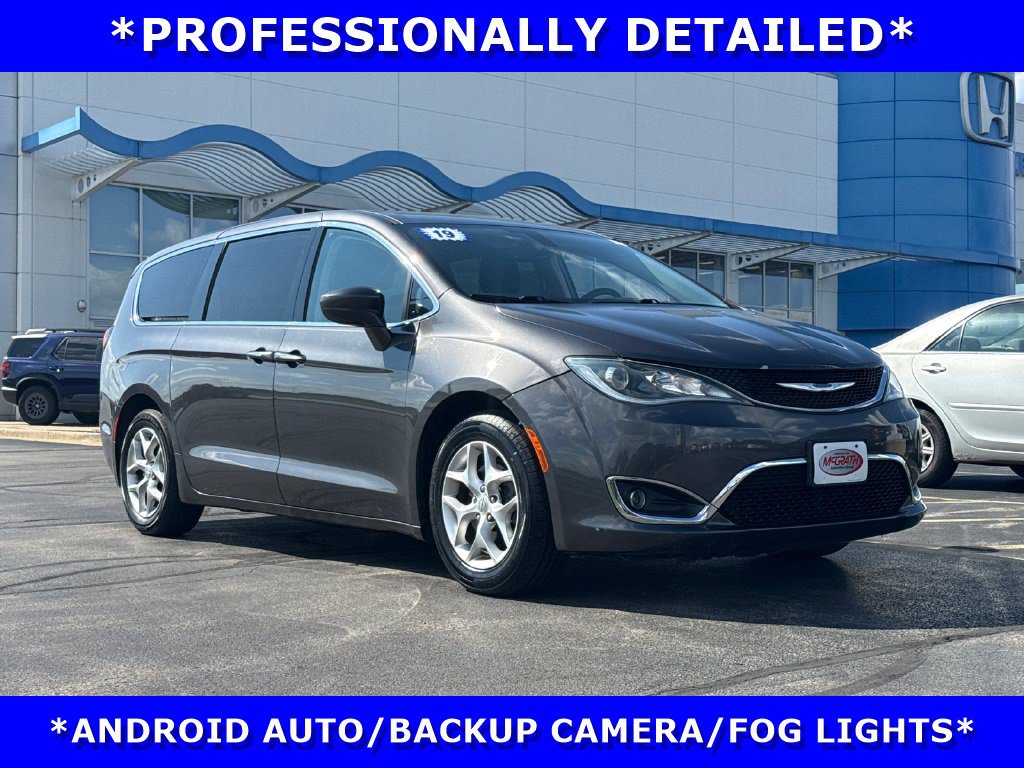 Used 2019 Chrysler Pacifica Touring Plus w/ Tire & Wheel Group FWD image 3
