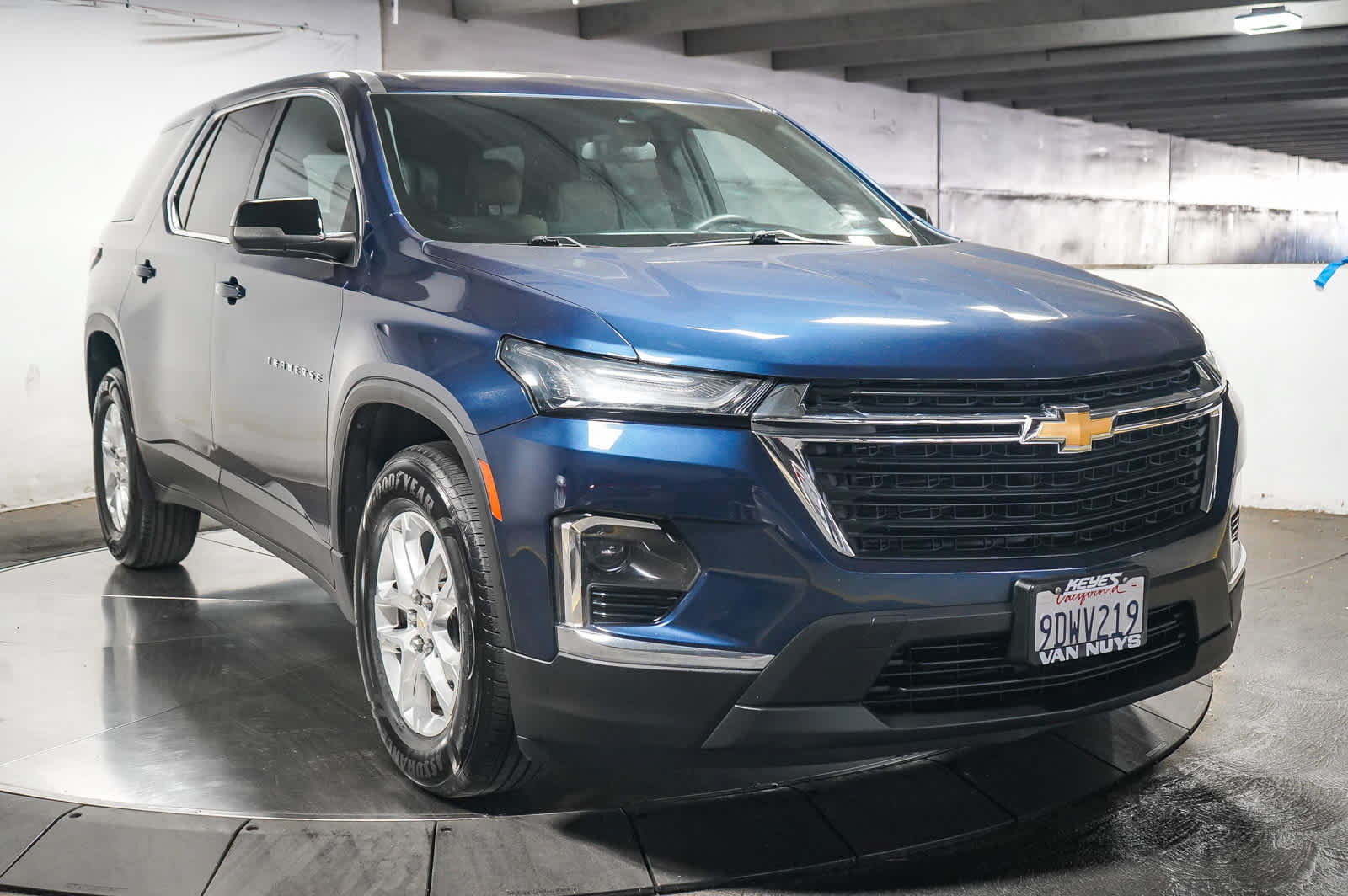 Used 2023 Chevrolet Traverse LS w/ LPO, Cargo Package FWD image 3