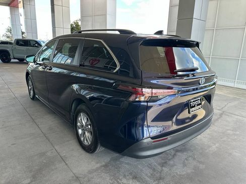 Certified 2025 Toyota Sienna XLE FWD image 5