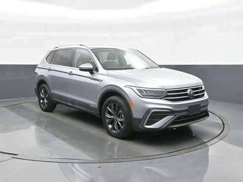 Used 2022 Volkswagen Tiguan SE image 1