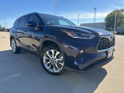 Used 2023 Toyota Highlander Limited AWD/4WD image 2