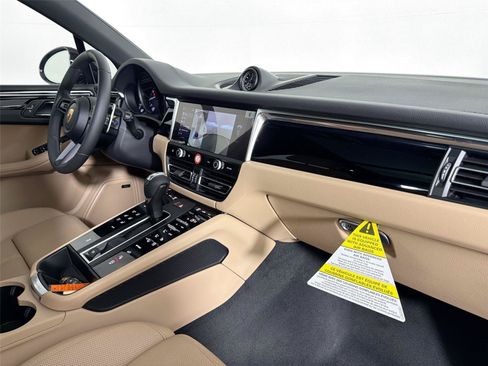 Certified 2026 Porsche Macan AWD/4WD image 29