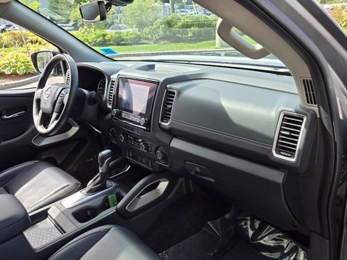 Used 2024 Nissan Frontier SL image 16