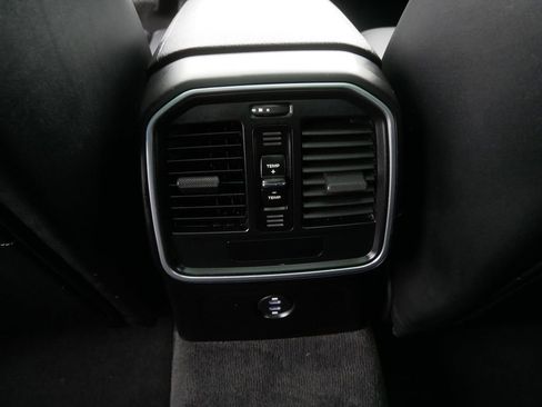 Used 2021 Porsche Macan image 19