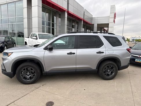 Used 2025 Honda Pilot TrailSport image 7