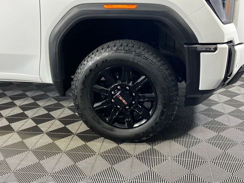 Used 2025 GMC Sierra 2500 AT4 image 12