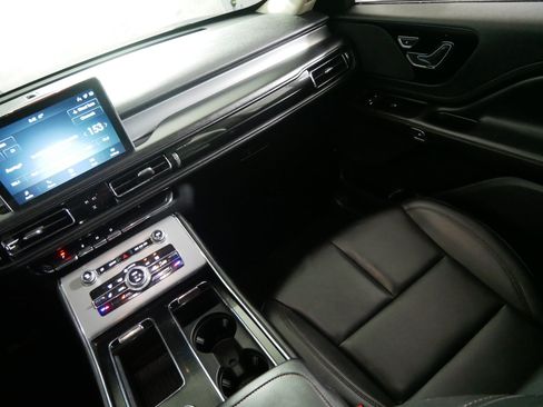 Used 2023 Lincoln Aviator AWD image 11