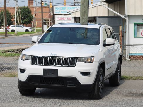 Used 2020 Jeep Grand Cherokee Laredo w/ Security & Convenience Group AWD/4WD image 3