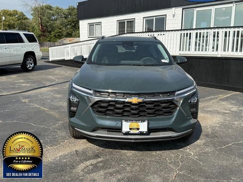 Used 2025 Chevrolet Trax LT image 2
