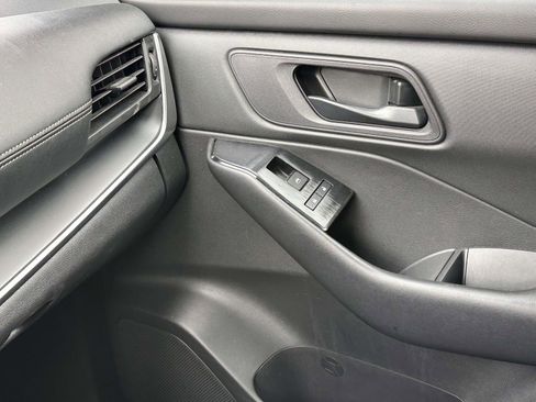 Used 2024 Nissan Rogue S image 27