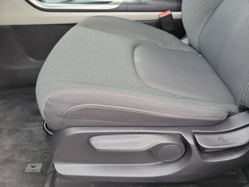 Used 2024 Kia Carnival LX FWD image 22