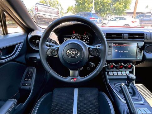 Used 2025 Toyota GR86 Premium w/ ALL Weather Mat Package (TMS) RWD image 4