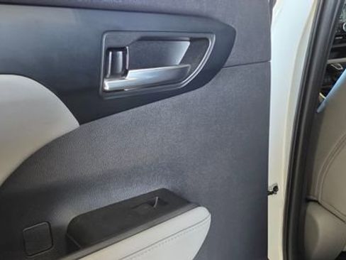 Used 2022 Toyota Highlander XLE image 24