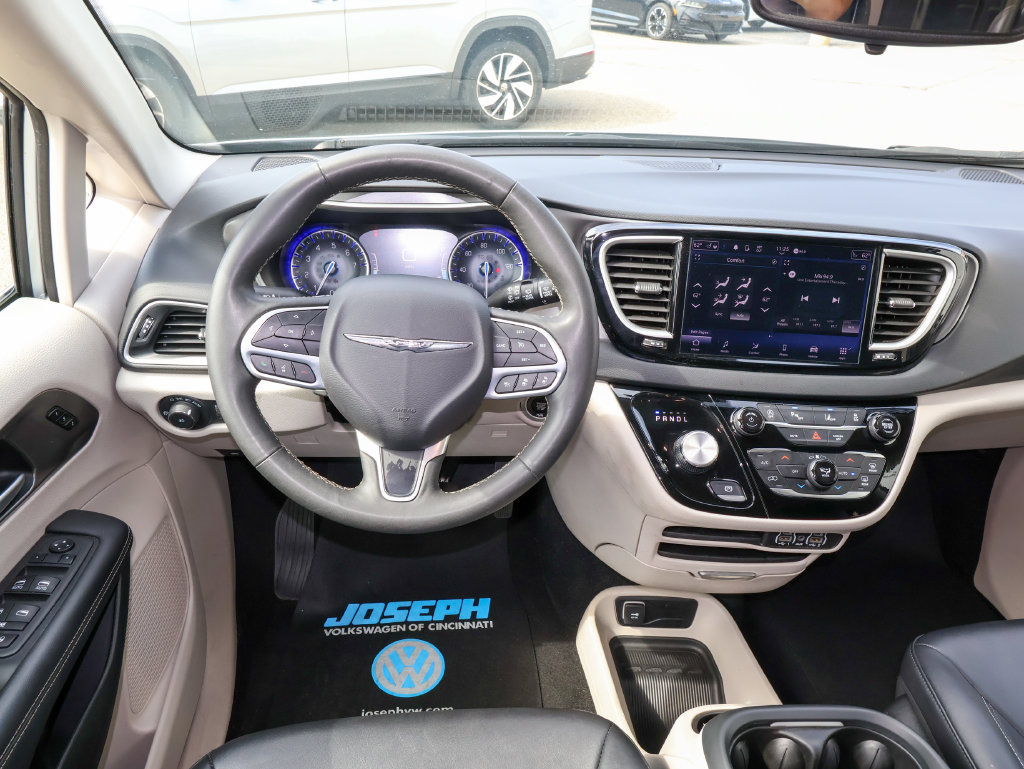 Used 2024 Chrysler Pacifica Touring-L FWD image 19