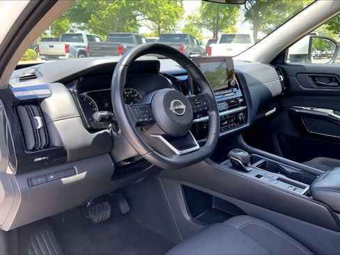 Used 2024 Nissan Pathfinder SV FWD image 17