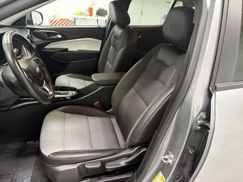 Certified 2025 Chevrolet Trax LT w/ LT Convenience Package FWD image 19