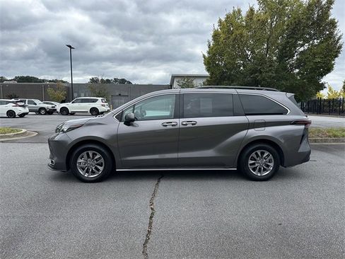 Used 2024 Toyota Sienna XLE image 5