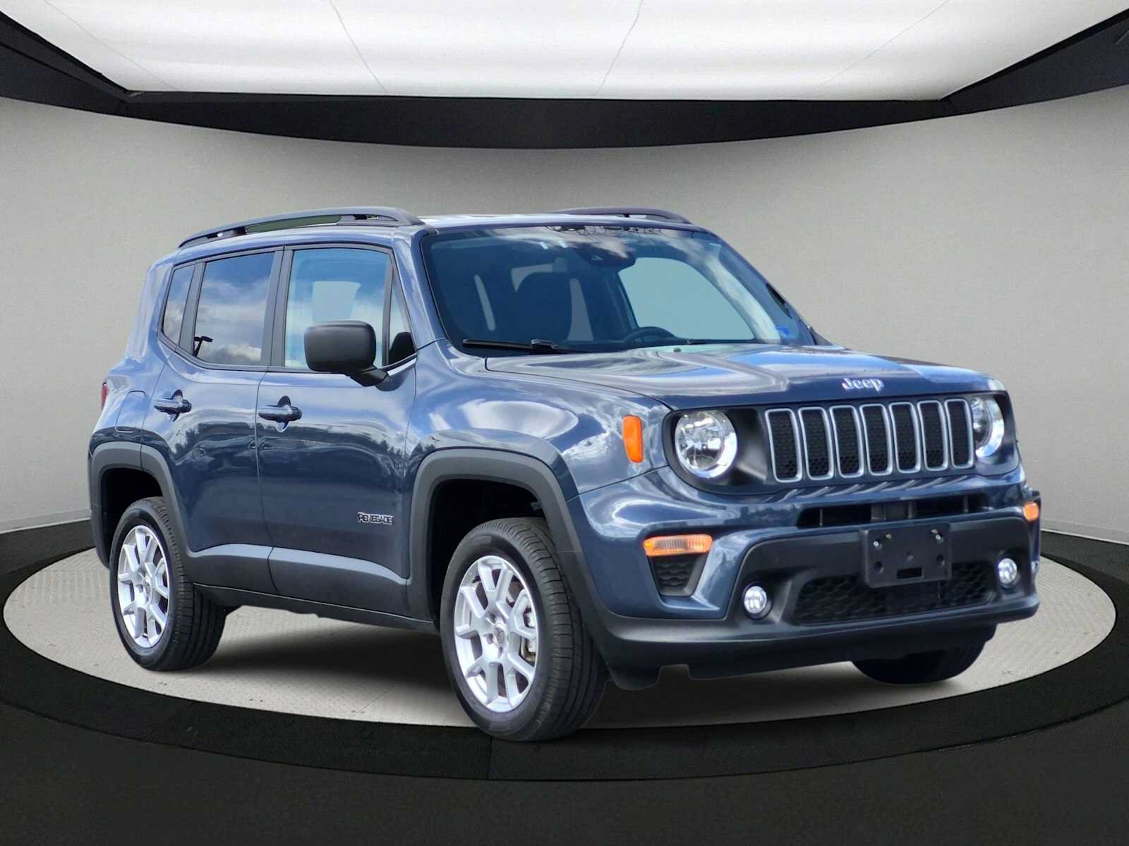 Used 2023 Jeep Renegade Latitude w/ Premium Group AWD/4WD image 2