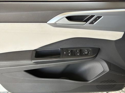 Used 2025 Volkswagen Taos SE w/ Panoramic Sunroof Package FWD image 3