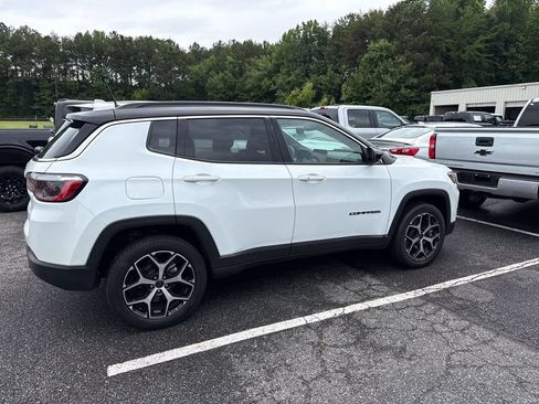 Used 2025 Jeep Compass Limited AWD/4WD image 8