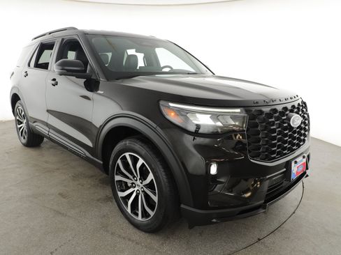 Used 2025 Ford Explorer ST-Line image 3