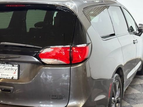 Used 2020 Chrysler Pacifica Limited image 12