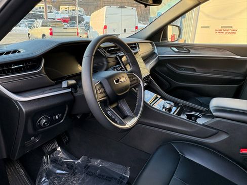 Used 2024 Jeep Grand Cherokee L Limited image 14