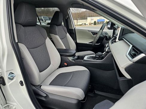 Used 2025 Toyota RAV4 XLE image 17