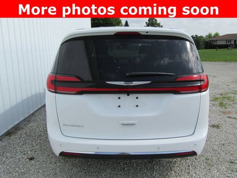Used 2026 Chrysler Pacifica Select FWD image 4