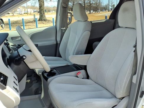Used 2014 Toyota Sienna LE image 4