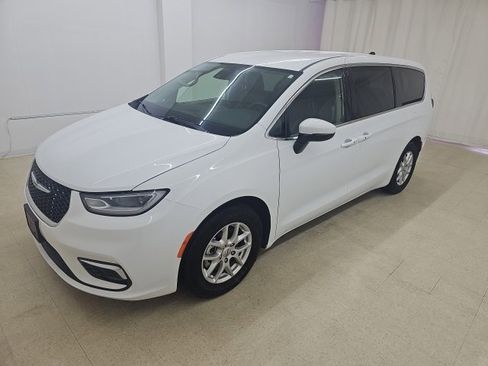 Used 2023 Chrysler Pacifica Touring-L image 30