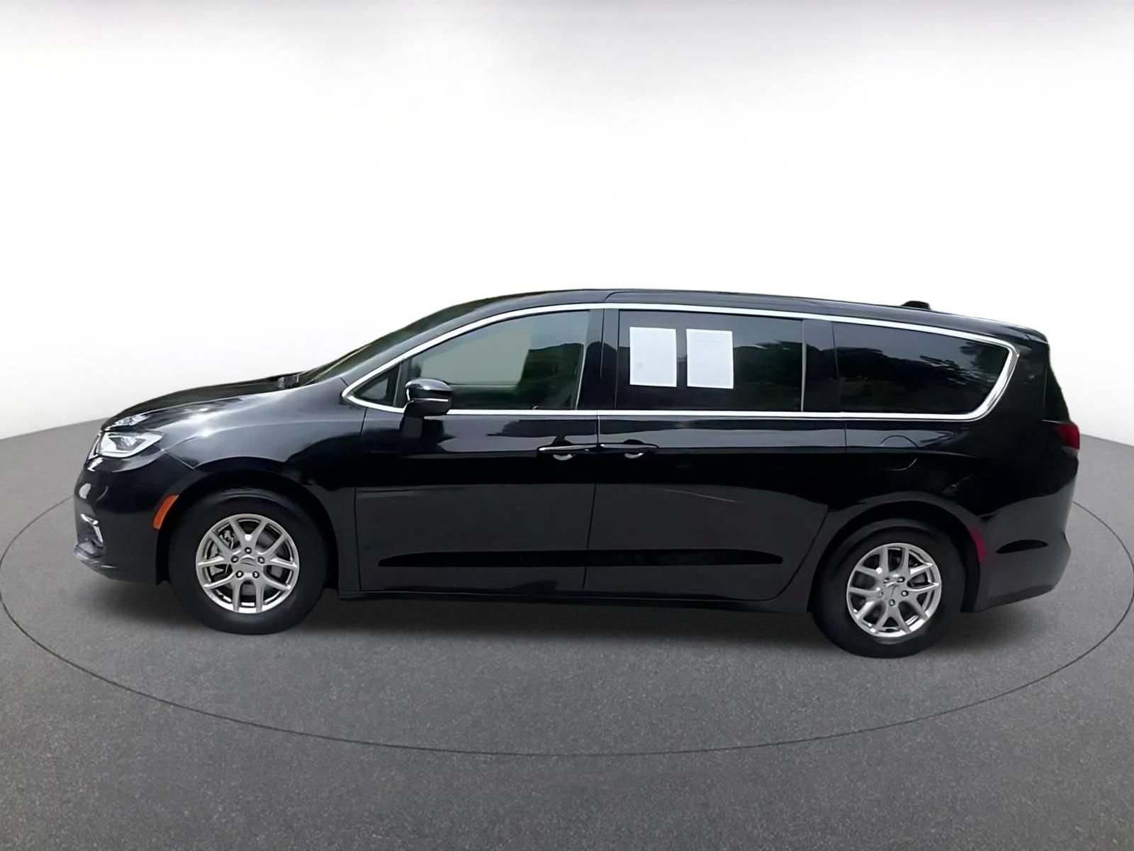 Used 2025 Chrysler Pacifica Select FWD image 8