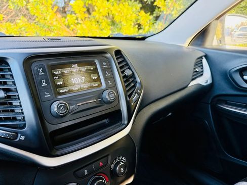 Used 2014 Jeep Cherokee Sport image 34