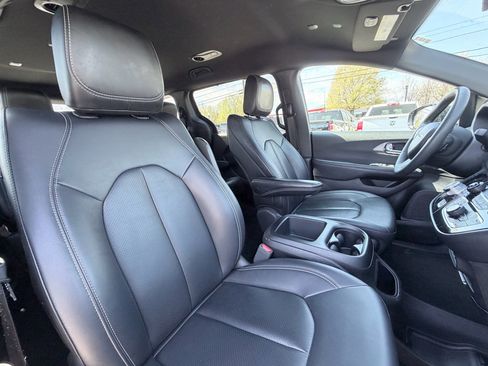 Used 2025 Chrysler Pacifica Select image 25