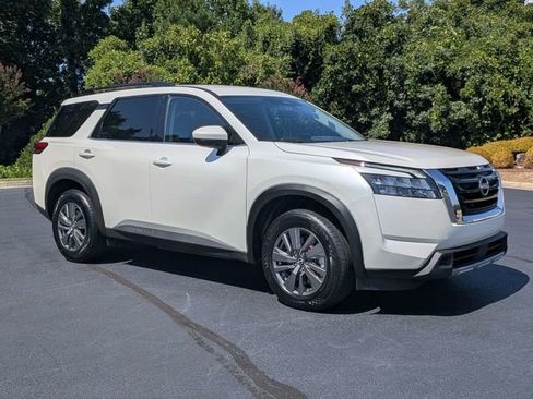 Used 2024 Nissan Pathfinder SV FWD image 2