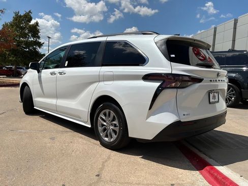 Used 2026 Toyota Sienna XLE FWD image 8