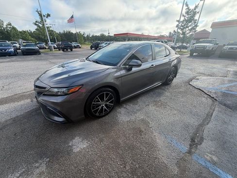 Used 2023 Toyota Camry SE FWD image 3