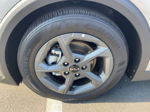 Used 2025 Kia K4 LXS image 29