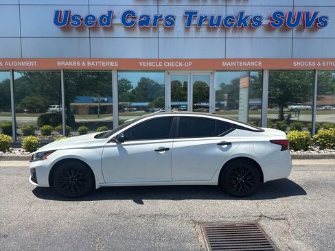 Used 2023 Nissan Altima 2.5 SV w/ SV Premium Package FWD image 3