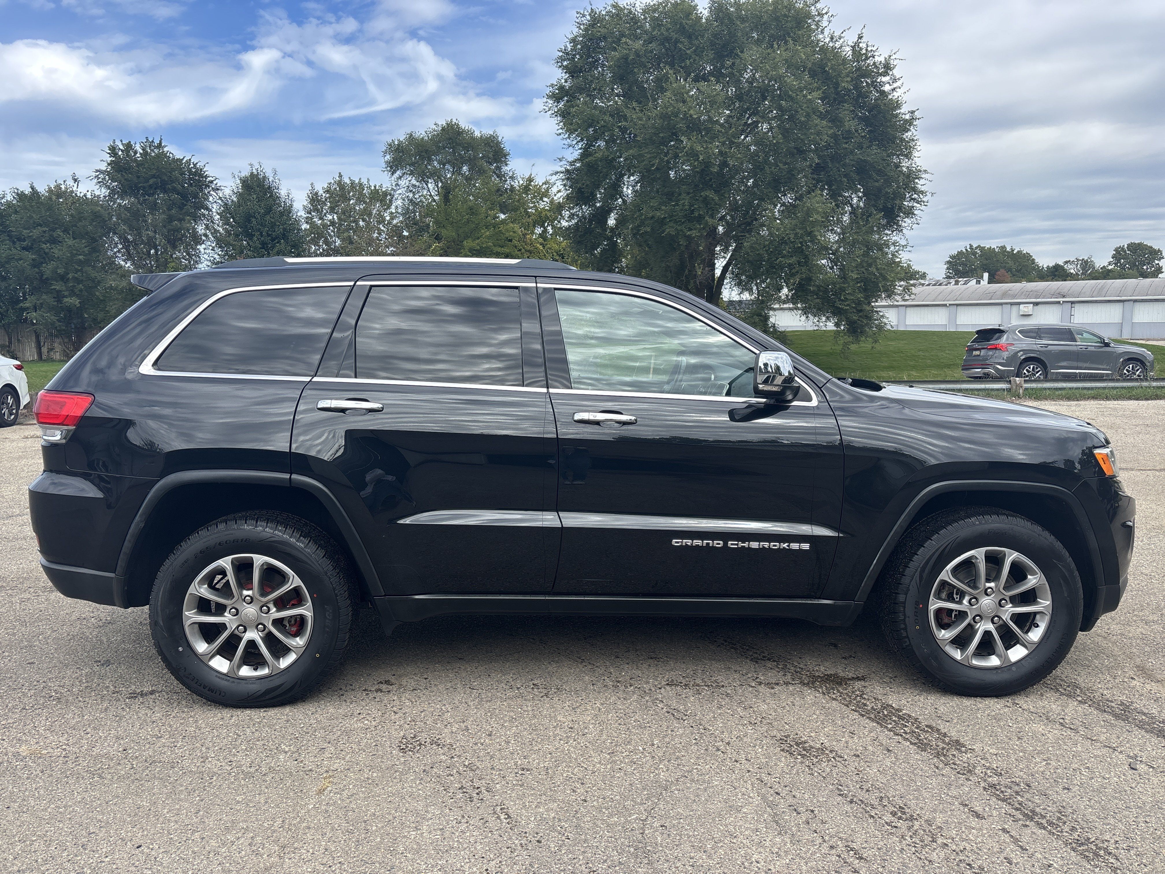 Used 2015 Jeep Grand Cherokee Limited w/ Luxury Group II AWD/4WD image 2