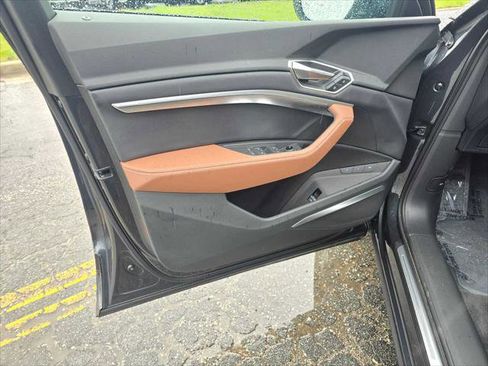 Used 2024 Audi Q8 e-tron Premium Plus w/ Premium Plus Package image 24