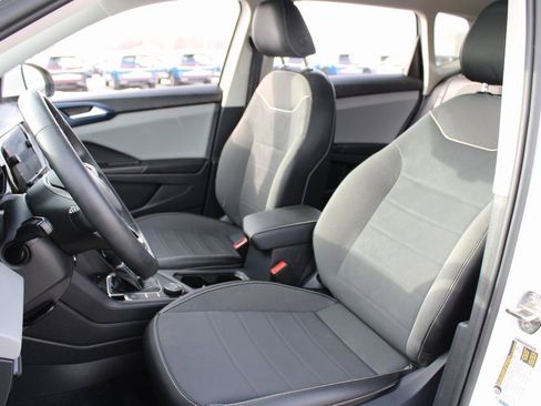 Certified 2023 Volkswagen Taos SE w/ Panoramic Sunroof Package image 7