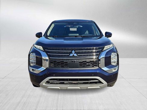 Used 2022 Mitsubishi Outlander SE image 3
