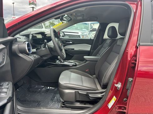 Certified 2025 Chevrolet Trax LT FWD image 17