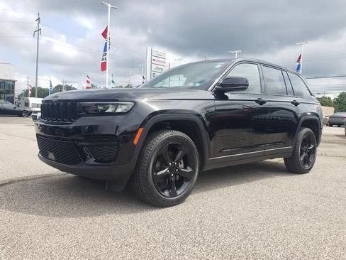 Used 2023 Jeep Grand Cherokee Altitude AWD/4WD image 8