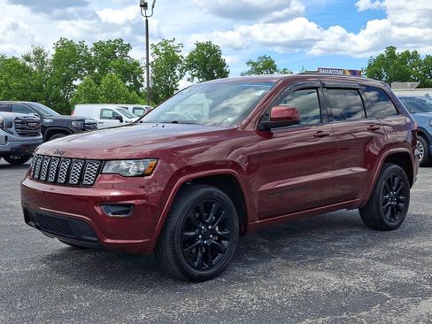 Used 2019 Jeep Grand Cherokee Altitude AWD/4WD image 4