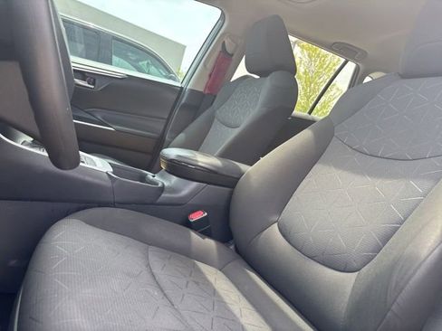 Used 2021 Toyota RAV4 XLE w/ Convenience Package image 9