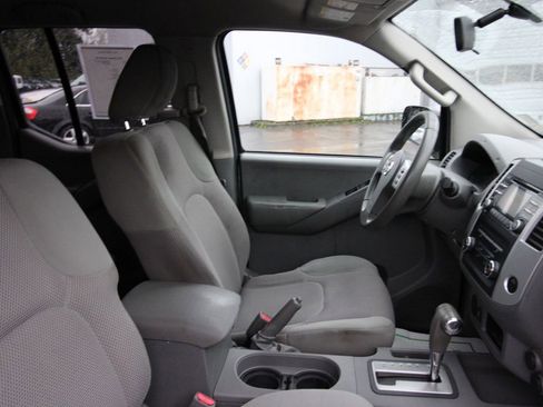 Used 2014 Nissan Frontier SV image 27