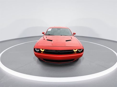 Used 2019 Dodge Challenger SXT image 3